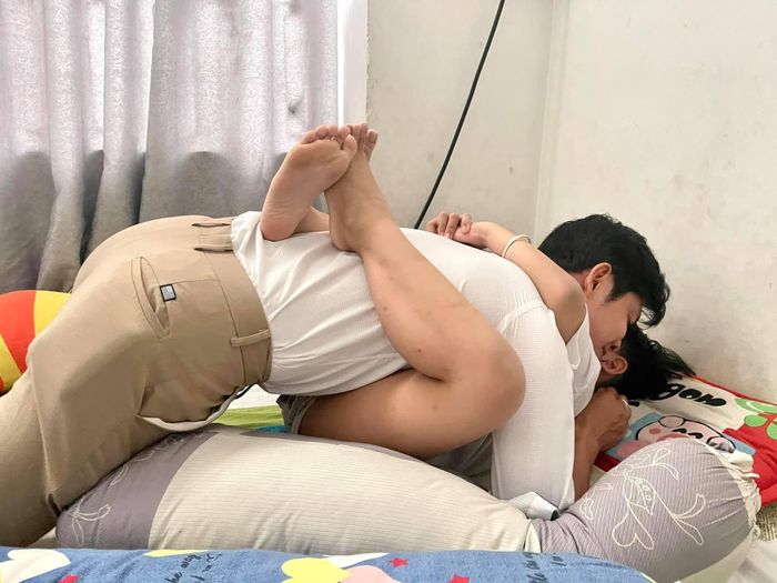Con trai Nguyễn Văn Chung quấn ba, không cho anh đi làm.