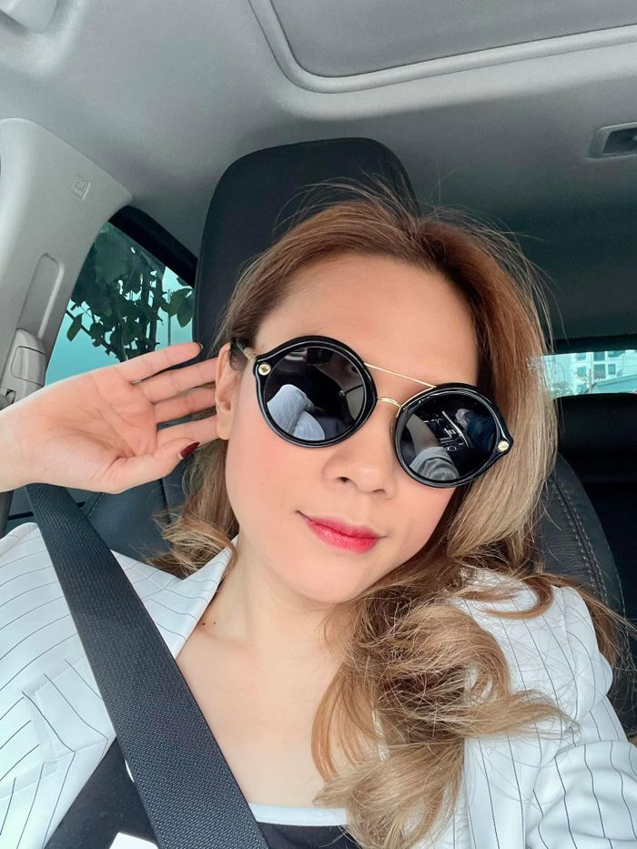 Mỹ Tâm viết: "Chiều buồn nghiêng nắng", Đàm Vĩnh Hưng liền đối đáp: "Biển vắng mênh mông cô đơn tìm em".