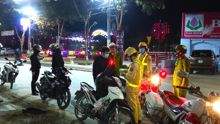 Lực lượng công an huyện Thanh Ba tổ chức tuần tra vũ trang khép kín địa bàn.