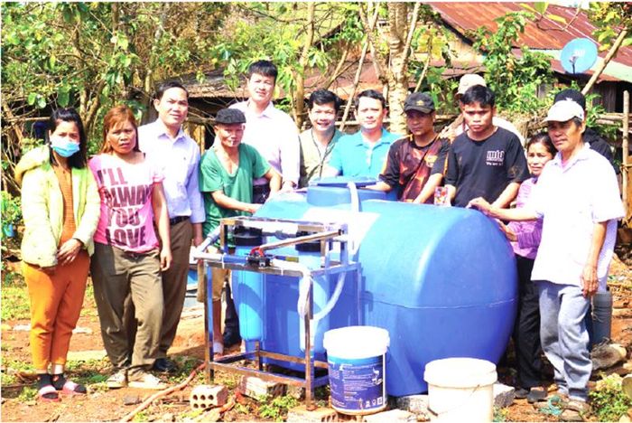 Người dân thôn Xa Ry, xã Hướng Phùng được hỗ trợ giếng khoan, thùng chứa, máy lọc nước - Ảnh: NVCC 