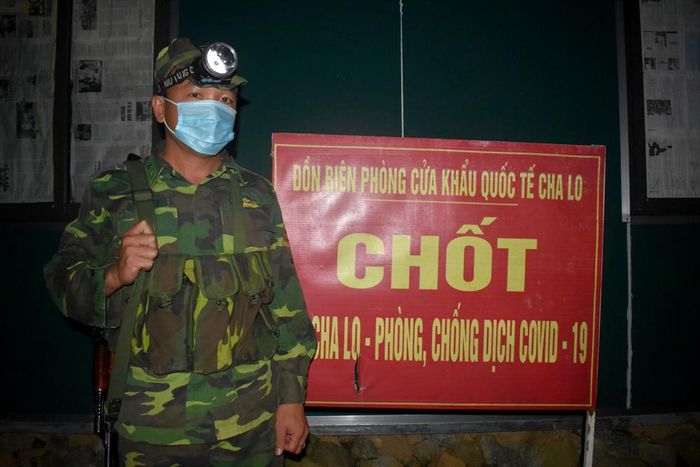 Vượt qua khó khăn vất vả, những "lá chắn thép" nơi vùng biên đang nỗ lực ngăn chặn dịch bệnh COVID-19 từ những đối tượng vượt biên, nhập cảnh trái phép.