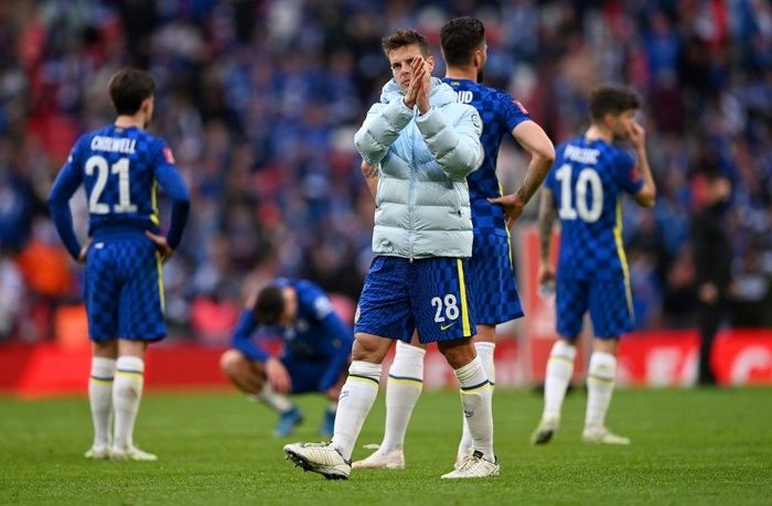  Azpilicueta là cầu thủ hiếm hoi của Chelsea giữ bình tĩnh, trong khi các đồng đội đang hụt hẫng. Thủ quân Chelsea đã vỗ tay, cảm ơn sự ủng hộ của CĐV "The Blues". 