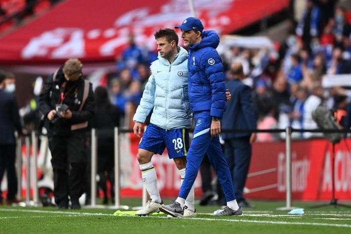  Đội trưởng Cesar Azpilicueta an ủi HLV Tuchel. 