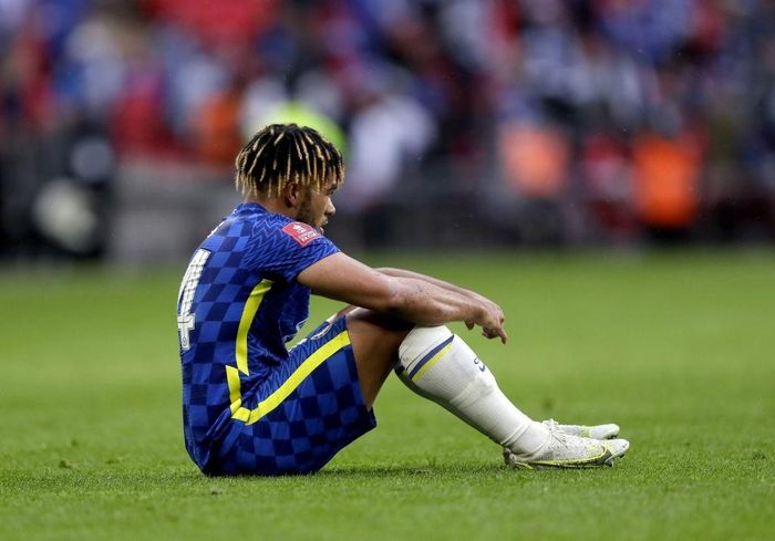 Cảm xúc thất vọng của hậu vệ Reece James. Với Chelsea, trận chung kết FA Cup mang ý nghĩa quan trọng. Đây là cơ hội để họ có danh hiệu đầu tiên dưới thời HLV Thomas Tuchel. Sau đó, một trận thắng sẽ tạo cú hích để họ tiếp tục đối đầu Leicester ở vòng 37 Premier League, rồi chung kết Champions League với Man City. Nhưng Chelsea đã sụp đổ. 