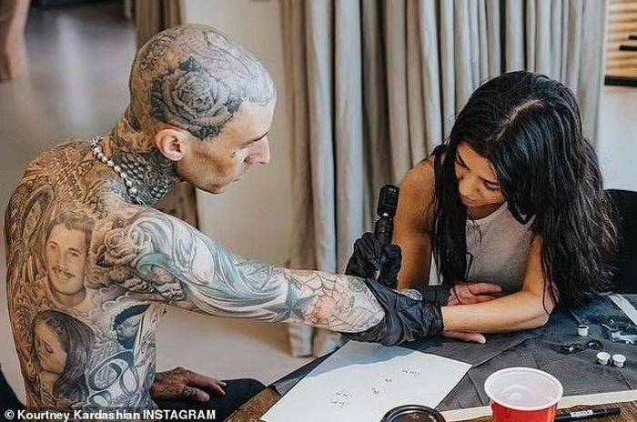 Ngày 13/5, Kourtney Kardashian đăng lên trang cá nhân bức ảnh cô tự tay xăm cho bạn trai. Tại Hollywood, Barker được biết đến là tay trống xăm kín người với nhiều ý nghĩa khác nhau. Lần gần nhất, thành viên nhóm nhạc rock Blink-182 xăm lên tay dòng chữ "Anh yêu em" để thể hiện tình cảm với bạn gái. Ảnh: Instagram.