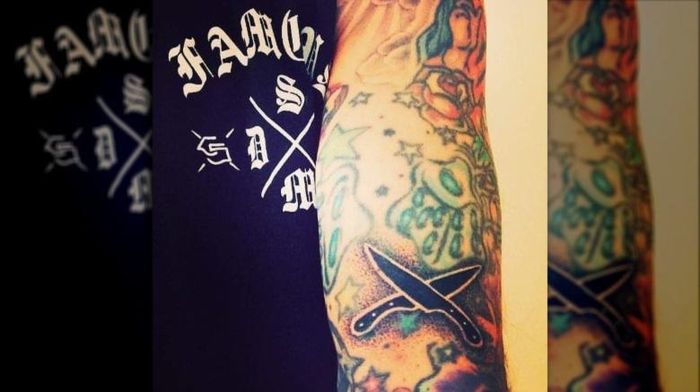 Travis Barker ăn chay trường từ năm 15 tuổi. Năm 2014, anh đầu tư vào nhà hàng thuần chay ở Los Angeles có tên là Crossroad. Tay trống của ban nhạc rock Blink-182 xăm ảnh con dao bếp lên tay để kỷ niệm ngày mở cửa nhà hàng. Ảnh: FB.