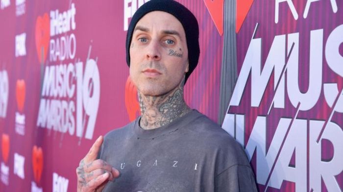 Theo New York Post, năm 2008, Travis Barker và bạn thân Adam Goldstein (DJ AM) gặp tai nạn máy bay ở California. Anh và nhân viên bảo vệ là người sống sót duy nhất. Sau tai nạn, anh bị bỏng 65% cơ thể. Barker quyết định xăm lên người (bao gồm mặt) để che vết bỏng và tưởng nhớ những người thân mất trong tai nạn máy bay. Ảnh: Getty.