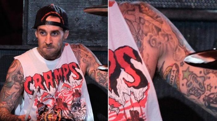 Trước khi đến với Kourtney Kardashian, Travis Barker có hai đời vợ. Anh xăm tên vợ cũ lên tay trong lúc đang yêu. Trong cuộc phỏng vấn với Vice, Barker cho biết anh có ý định xăm hình ảnh khác đè lên tên vợ cũ nhưng vẫn chưa thực hiện. Ảnh: Getty.