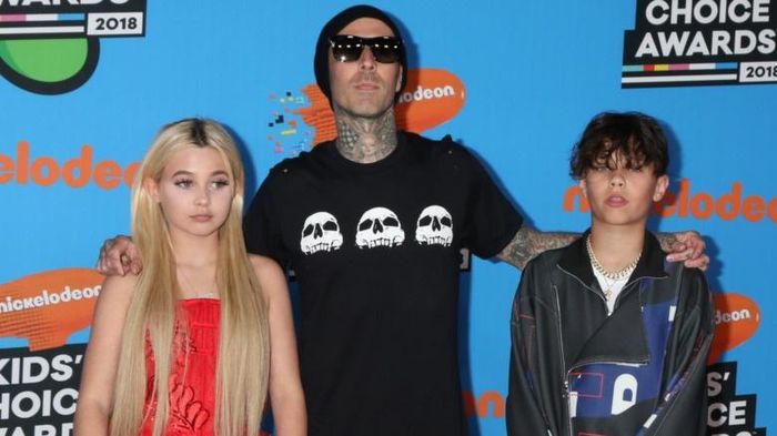 Trên đùi của Travis Barker còn có hình xăm hai người con. "Trước đây, khi còn nhỏ, thằng bé đòi xăm lên người. Tôi từng nói với con điều đó không thể vì con chưa đủ tuổi. Vì vậy, tôi đã xăm lên người mình, giải thích và làm hài lòng các con. Con trai tôi giờ đây đã ở ngưỡng 18. Đó là kỷ niệm vô giá", nghệ sĩ 46 tuổi nói với TMZ. Ảnh: Shutterstock.