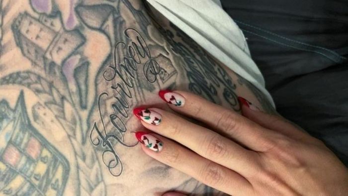 Sau khi công khai yêu Kourtney Kardashian không bao lâu, Travis Barker quyết định xăm tên ngôi sao truyền hình thực tế lên ngực. Theo People, đôi tình nhân yêu nhau từ tháng 12/2020, hiện thường xuyên thể hiện tình cảm trên mạng xã hội. Ảnh: Instagram.