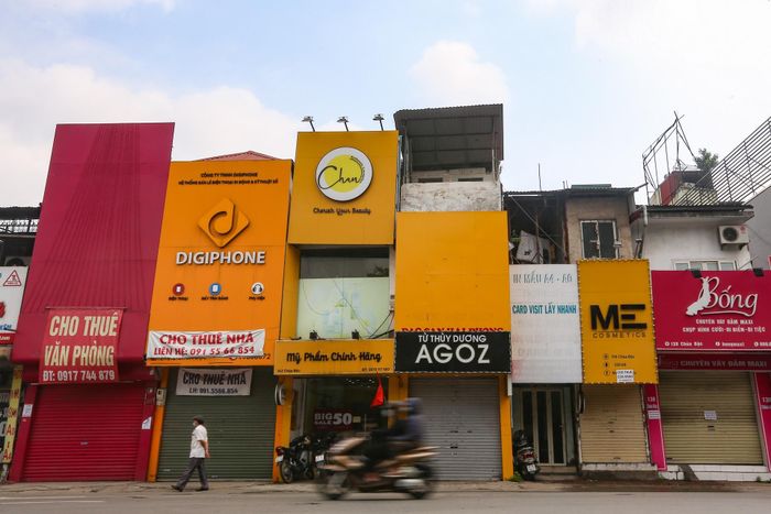 Nhiều cửa hàng kinh doanh đầu phố Chùa Bộc (quận Đống Đa) vẫn treo biển cho thuê nhà, sang nhượng mặt bằng. Được biết, từ đợt dịch Covid-19 đầu tiên, hiện nay các cửa hàng này vẫn chưa có người thuê.