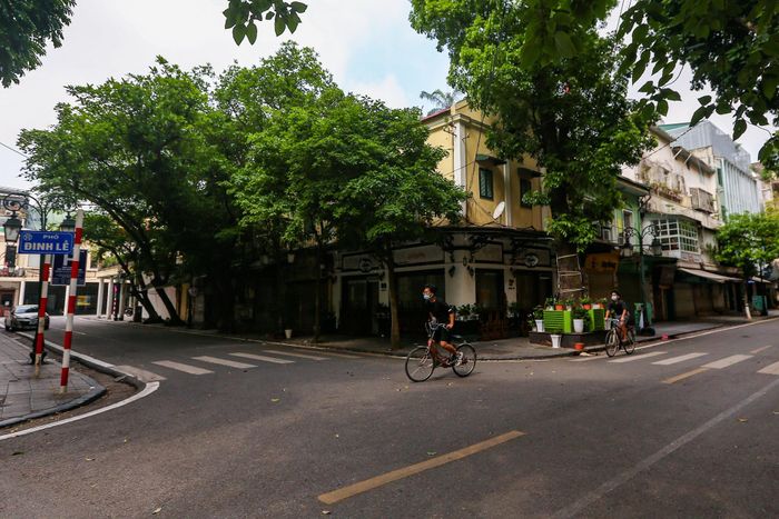 Ngã ba Đinh Lễ - Nguyễn Xí (quận Hoàn Kiếm) lác đác người qua lại.