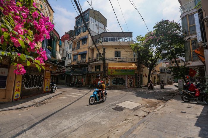 Thỉnh thoảng, vài chiếc xe đi qua, người giao hàng đợi đơn, chờ khách trên vỉa hè ngã ba Lương Ngọc Quyến - Đào Duy Từ.
