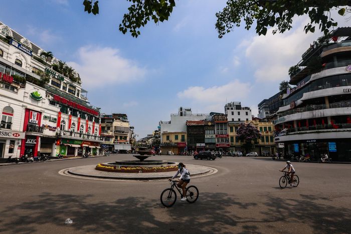 Quảng trường Đông Kinh Nghĩa Thục lúc 9h30 sáng 16/5, vẫn có một số người dân đạp xe quanh hồ Gươm tập thể dục.