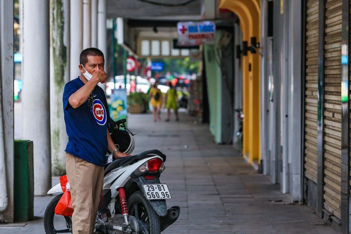 "Tôi nghĩ do trời nắng nóng kèm theo dịch bệnh ngày càng căng thẳng nên người dân cũng hạn chế ra đường. Phố xá vắng vẻ hơn mọi ngày", một người chạy xe ôm đứng chờ khách trên phố Tràng Tiền cho biết.