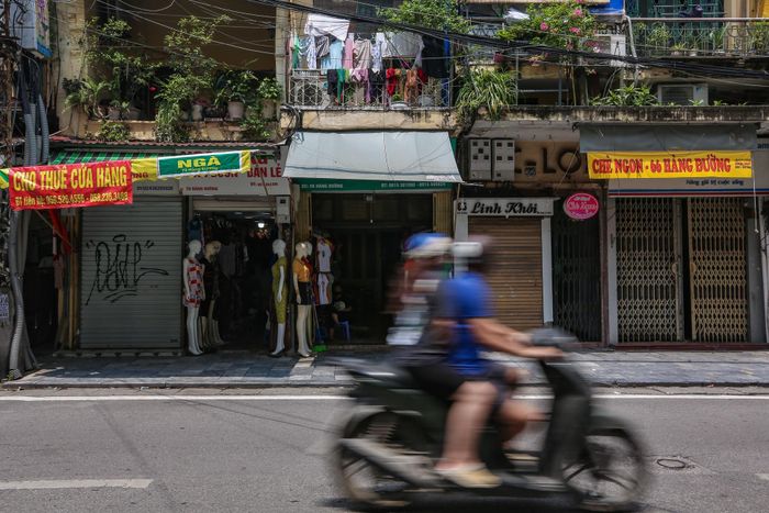 Một số cửa hàng bán quần áo dọc tuyến phố Hàng Ngang - Hàng Đào - Hàng Đường vẫn mở nhưng hiếm có khách mua. Số khác thì đóng cửa, treo biển sang nhượng tìm người thuê lại.