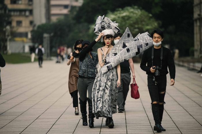 Trái ngược với giới trẻ Nhật Bản, những fashionista tại Đài Loan chuộng trang phục có gam màu trung tính. Họ tạo điểm nhấn ở phom dáng với loạt ý tưởng sáng tạo.