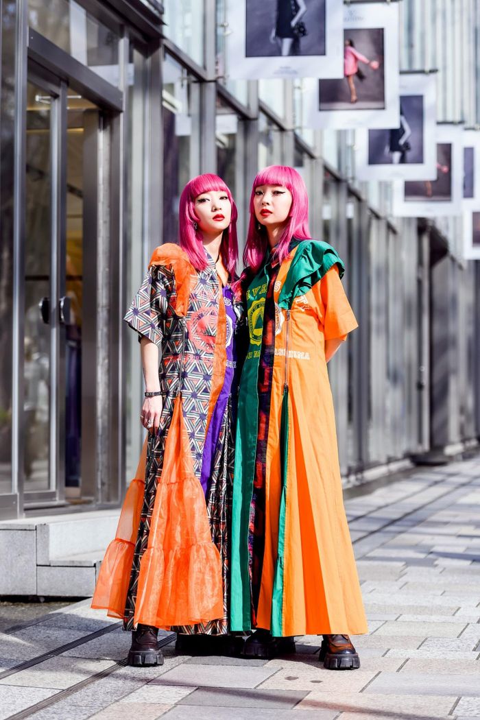 Cùng diện trang phục street style, các đôi bạn chọn công thức phối đồ đồng đều khi sánh bước bên nhau. Chọn một tông màu chủ đạo là bí kíp giúp nhiều nhóm bạn diện đồ hài hòa nhưng vẫn đảm bảo yếu tố sành điệu.