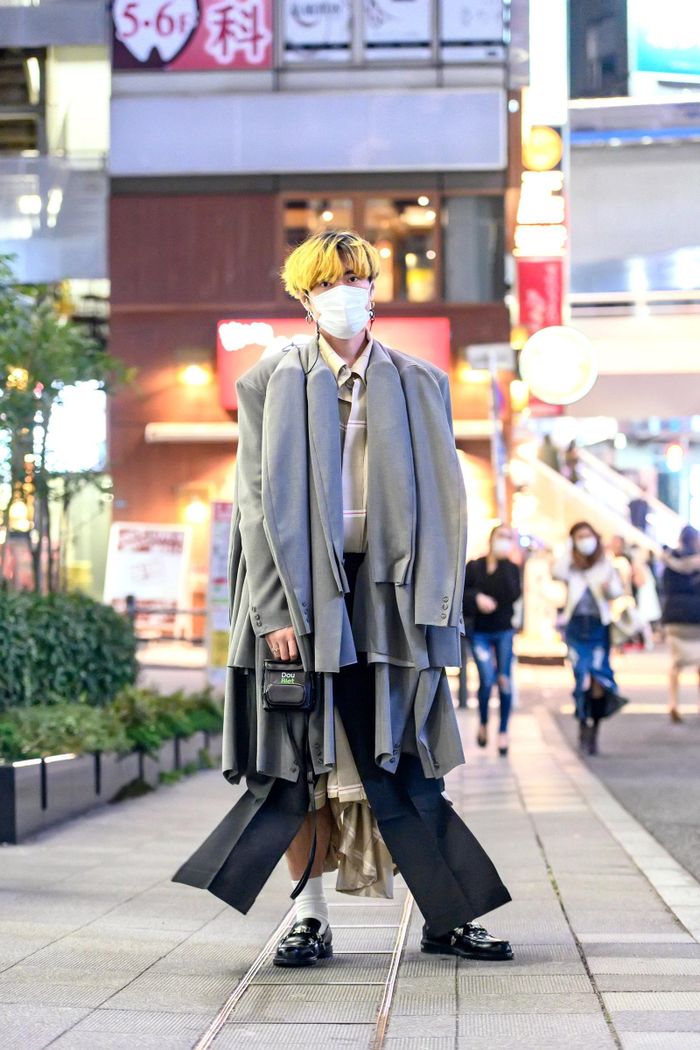 Mẫu áo blazer độc lạ được tạo nên từ việc ghép nhiều tay áo vào với nhau. Tuy nhiên, nên lưu ý tiết chế khi chọn phụ kiện và quần áo để kết hợp cùng.