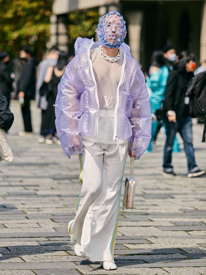 Cây bút của Vogue mô tả trang phục street style của giới trẻ Đài Loan và Nhật Bản là độc đáo và lập dị. Một số phụ kiện điển hình trong những bộ đồ là giày móng heo và túi xách hình khối nhiều màu.