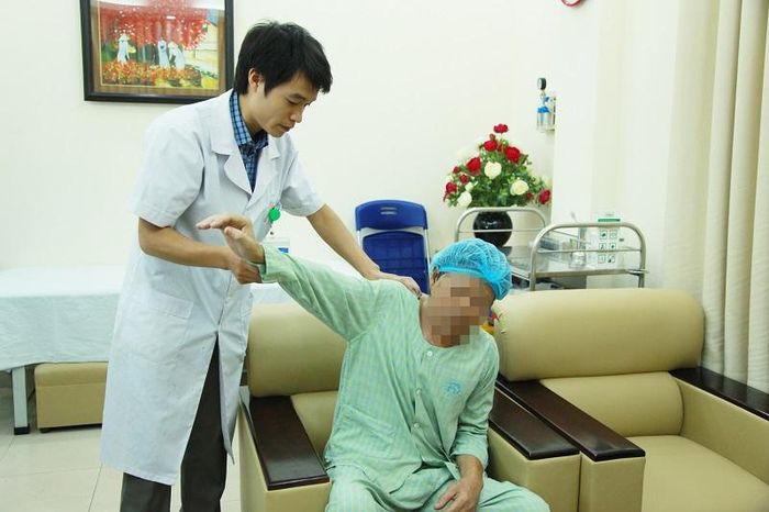 Điều trị cho bệnh nhân tại Bệnh viện đa khoa Xanh Pôn. Ảnh: Phạm Hùng