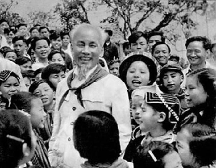 Tình cảm của Bác Hồ với các cháu thiếu nhi. 