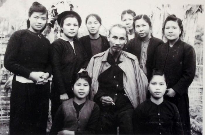  Chủ tịch Hồ Chí Minh với các cán bộ cơ quan Trung ương Hội Liên hiệp Phụ nữ Việt Nam ở Việt Bắc, tháng 2.1949.