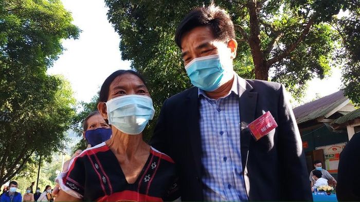 Phó Bí thư Tỉnh ủy Quảng Nam Lê Văn Dũng cùng người dân tại điểm bầu cử xã La Dêê.