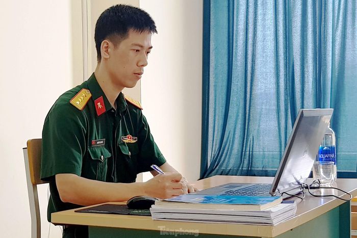 Đại úy Khuất Duy Biên tìm tài liệu nghiên cứu khoa học trên internet