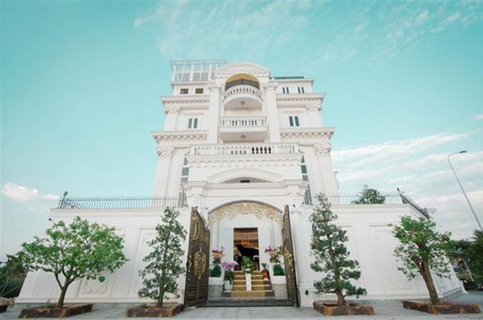 Biệt thự dát vàng ven sông Sài Gòn, có diện tích 600 m2 của nữ diễn viên 'Kiều nữ và đại gia'. 