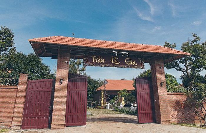 Biệt phủ kiêm đền thờ hai họ Trần, Lê của Lý Nhã Kỳ nằm trên khu đất rộng 10.000 m2.