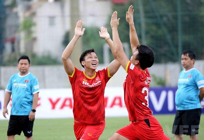 Sự hứng khởi của Quế Ngọc Hải cùng các đồng đội trong buổi tập của tuyển Việt Nam chiều 16/5.