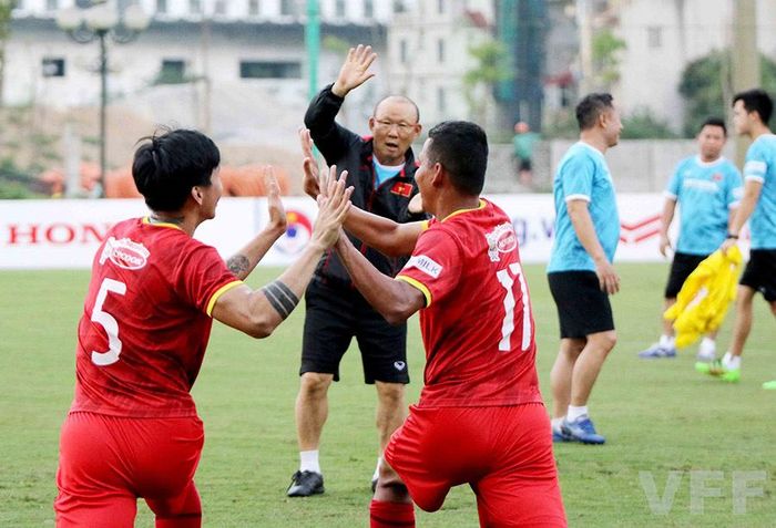 Thầy Park làm "trọng tài" cho cặp Văn Hậu - Anh Đức