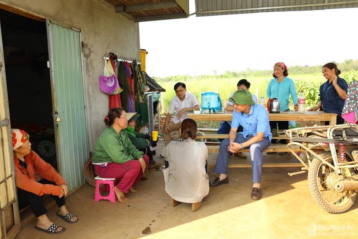 Bí thư Thị ủy Thái Hòa Phạm Tuấn Vinh gặp gỡ bà con nông dân xã Tây Hiếu khảo sát các mô hình sản xuất nông nghiệp hàng hóa. Ảnh: Nguyên Nguyên