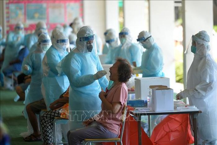 Nhân viên y tế lấy mẫu xét nghiệm COVID-19 tại Bangkok, Thái Lan, ngày 13/5/2021. Ảnh: THX/TTXVN