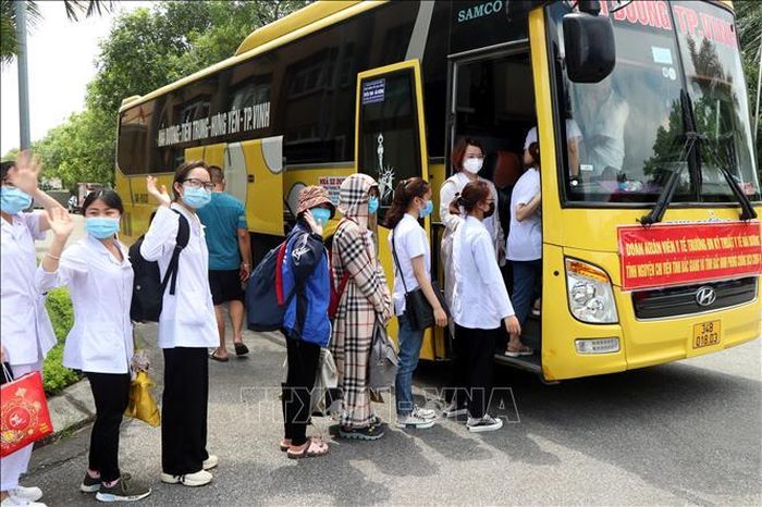 Cán bộ, giảng viên và sinh viên Trường Đại học Kỹ thuật Y tế Hải Dương lên đường chi viện cho Bắc Giang và Bắc Ninh chống dịch COVID-19. Ảnh: Mạnh Tú/TTXVN