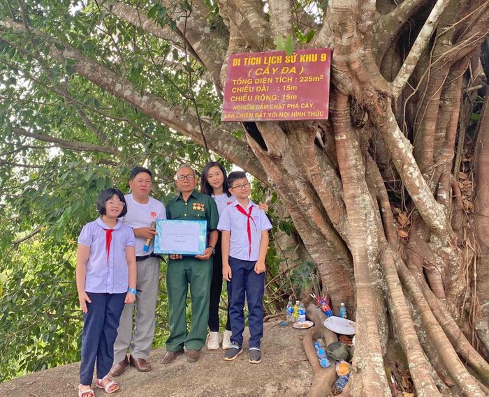 Các giáo viên và học sinh Trường Tiểu học Chu Văn An (phường Tây Sơn, TP. Pleiku) tham quan Khu di tích lịch sử khu 9 (xã Gào, TP. Pleiku). Ảnh: Phan Lài
