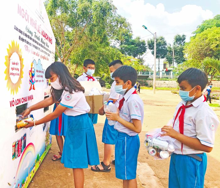 Học sinh Trường Tiểu học số 2 thị trấn Đak Đoa tích cực tham gia mô hình “Ngôi nhà kế hoạch nhỏ”. Ảnh: Phan Lài