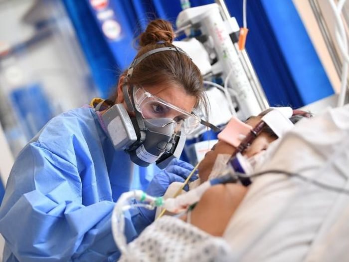 Nhân viên y tế điều trị cho bệnh nhân nhiễm COVID-19 tại bệnh viện Hoàng gia Papworth ở Cambridge, Anh. Ảnh: AFP/TTXVN