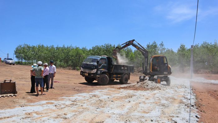 Lực lượng chức năng cưỡng chế tuyến đường xây dựng trái phép để phân lô bán nền tại TP Đồng Xoài, tỉnh Bình Phước