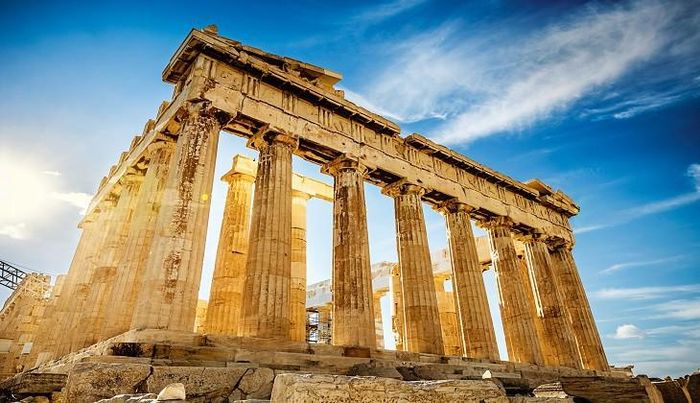 Không những vậy, một số bức tường, cột, phần mái... của đền Parthenon bị sụp đổ hoặc hư hại một phần.