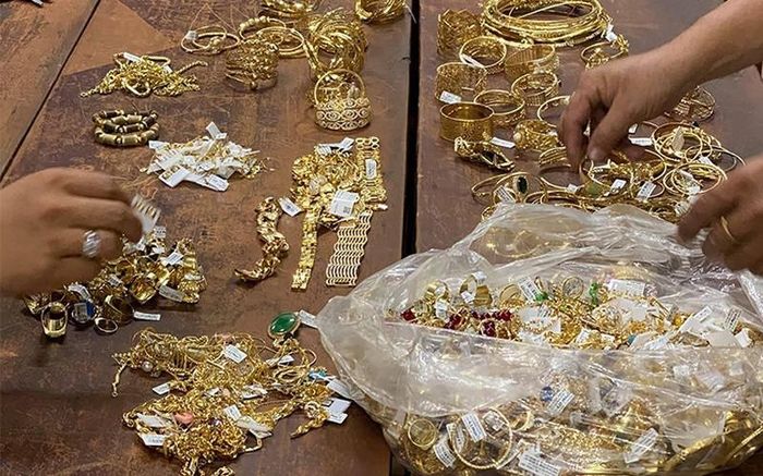 Số vàng được cơ quan Công an thu giữ tại nơi ở của Hoàng. Ảnh: PLVN