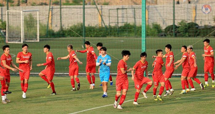 Tuyển Việt Nam hứng khởi tập luyện