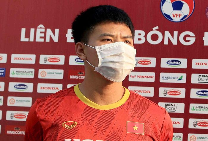 Hậu vệ Thanh Bình trong lần đầu lên tuyển cho biết anh đã quen dần với các bài tập của thầy Park, nhưng chưa thực sự tự tin cạnh tranh suất tham dự vòng loại World Cup 2022 khu vực châu Á