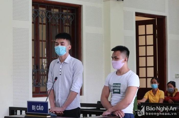 Hai bị cáo tại phiên tòa. Ảnh: Trần Vũ