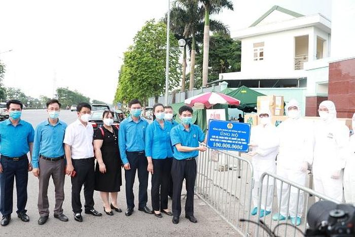 Tổng Liên đoàn Lao động Việt Nam trao hỗ trợ cho bệnh viện K Tân Triều