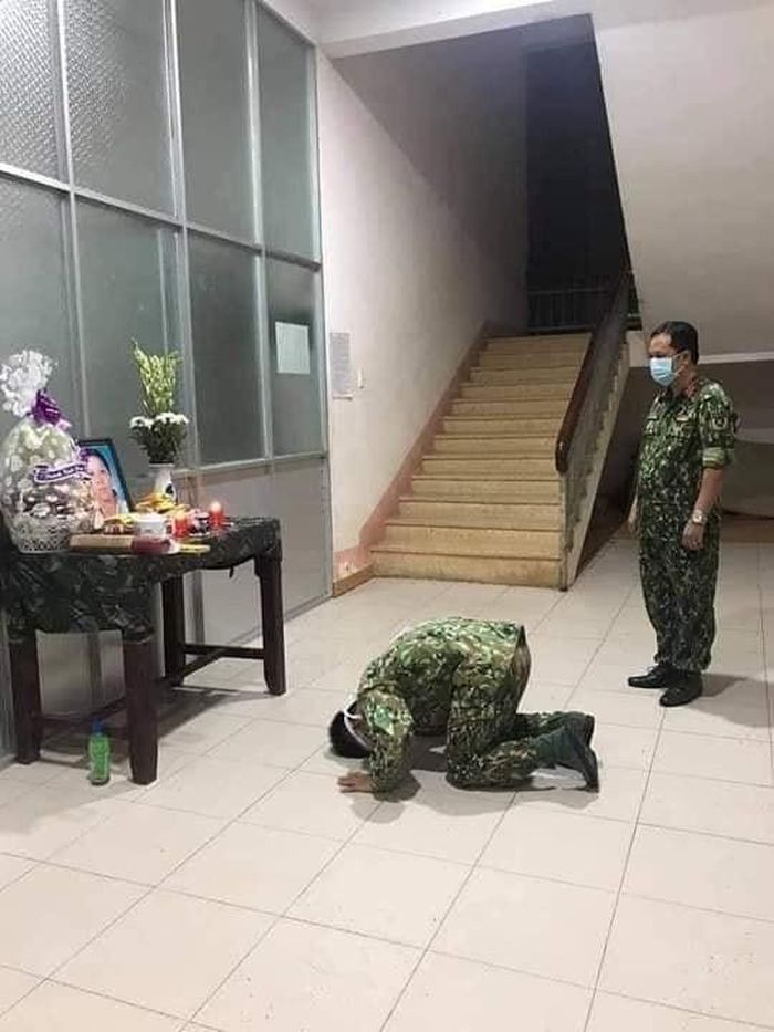 Hình ảnh trung sĩ Phùng Minh Phục chịu tang mẹ khi đang làm nhiệm vụ ở khu cách ly được đưa lên mạng xã hội đã khiến cộng đồng mạng dâng trào cảm xúc.