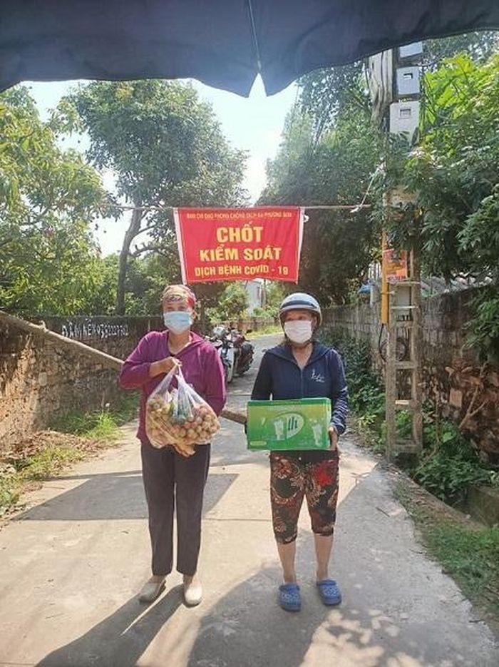 Người dâп xã Phương Sơn mang trái cây trong vườn nhà, nước uống đến chốt kiểm dịch ủng hộ cán bộ. Ảnh: Ngọc Nhi.