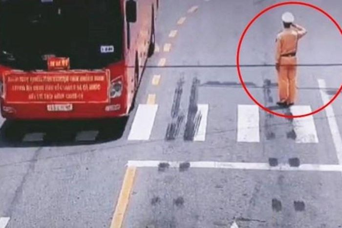 Hình ảnh CSGT đứng nghiêm giơ tay chào đoàn y bác sĩ tới tâm dịch đã gây xúc động với bao người.