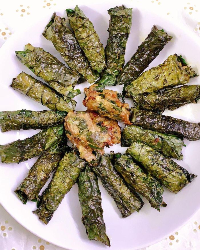 Phần mỡ trong thịt nạc vai sẽ giúp miếng chả lá lốt vàng đều, béo thơm. Ảnh: Ven.oc, moon_foodnlife.
